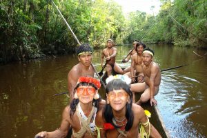 Bootsfahrt von indigenen Huaoranis