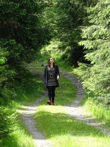Eine Frau geht durch einen Wald